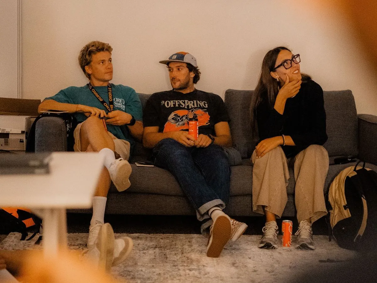 Tre persone sedute sul divano di Introspective Studio durante il talk