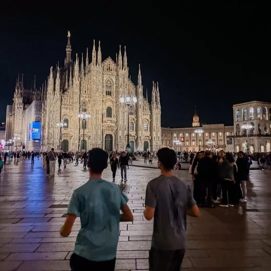 La Sanna Run di Milano: due runner in piazza del Duomo